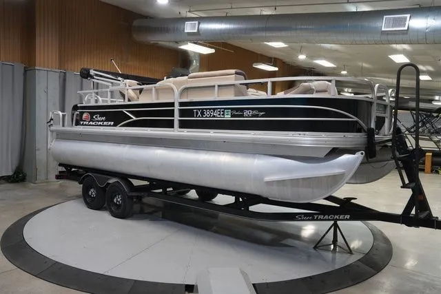 Slide: The Image of Sun Tracker Fishin' Barge 20 DLX 2018 - 5