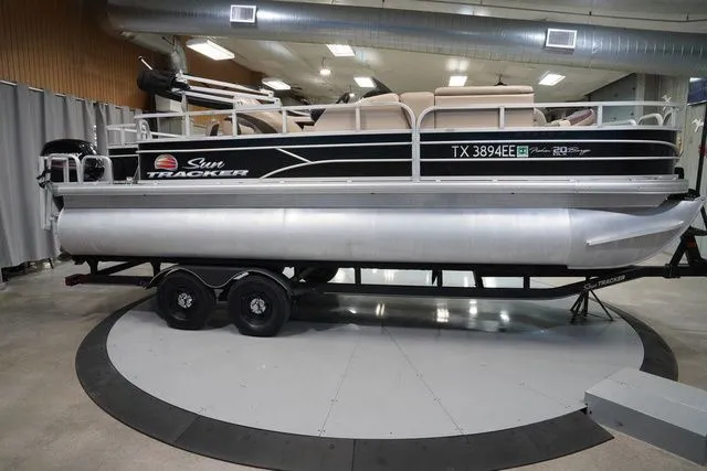 Slide: The Image of Sun Tracker Fishin' Barge 20 DLX 2018 - 6
