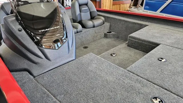 Slide: The Image of Tracker Savage 215 2026 - 18