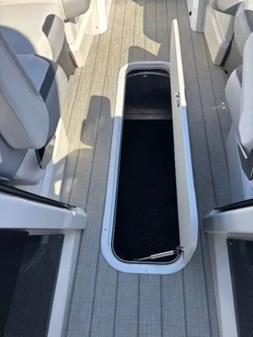 Slide: The Image of Avalon Carbon Series Excalibur Elite Windshield W/ 400HP 2025 - 11