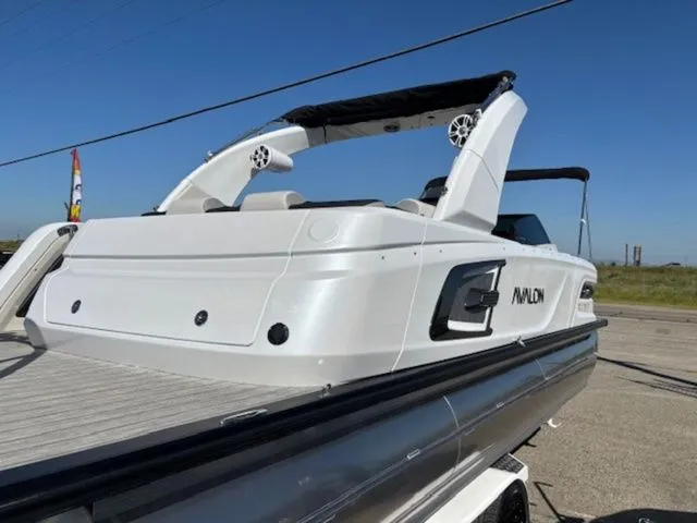 Slide: The Image of Avalon Excalibur Carbon Series Elite Windshield w/ 400HP 2025 - 22