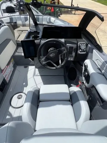 Slide: The Image of Malibu Wakesetter 21 LX 2025 - 10