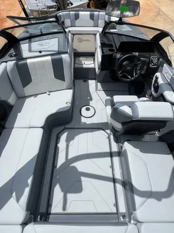 Slide: The Image of Malibu Wakesetter 21 LX 2025 - 11