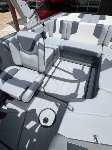 Slide: The Image of Malibu Wakesetter 21 LX 2025 - 12