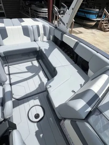 Slide: The Image of Malibu Wakesetter 21 LX 2025 - 13