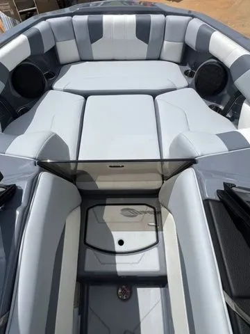 Slide: The Image of Malibu Wakesetter 21 LX 2025 - 14