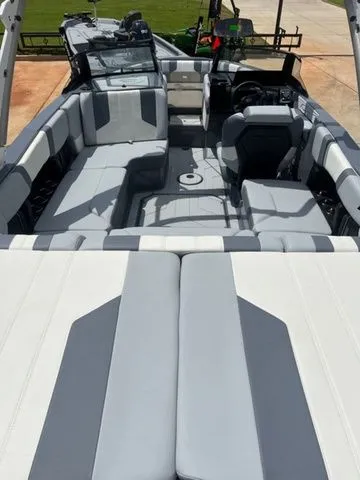 Slide: The Image of Malibu Wakesetter 21 LX 2025 - 8