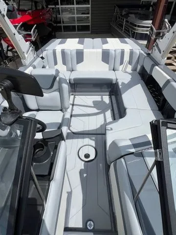 Slide: The Image of Malibu Wakesetter 21 LX 2025 - 9