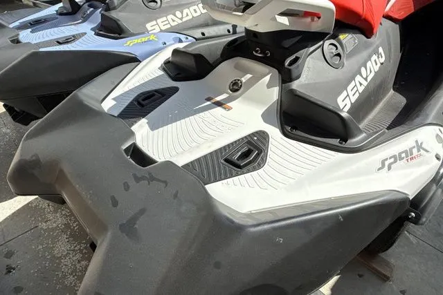 Slide: The Image of Sea-Doo PWC SPARK TRIXX 90 AUD WH 3UP IBR 25 2025 - 13