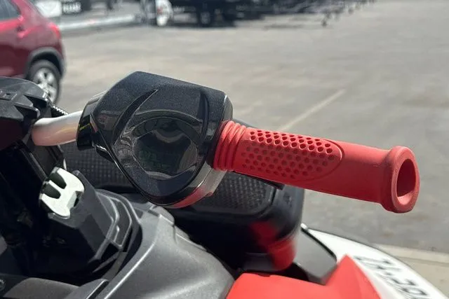 Slide: The Image of Sea-Doo PWC SPARK TRIXX 90 AUD WH 3UP IBR 25 2025 - 18