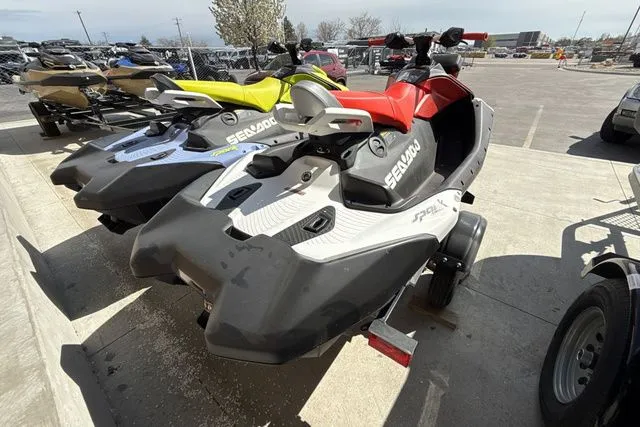 Slide: The Image of Sea-Doo PWC SPARK TRIXX 90 AUD WH 3UP IBR 25 2025 - 7