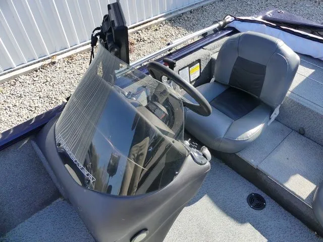 Slide: The Image of Tracker Pro 170 2019 - 10