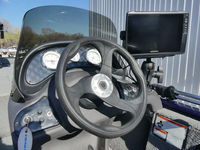 Slide: The Image of Tracker Pro 170 2019 - 12