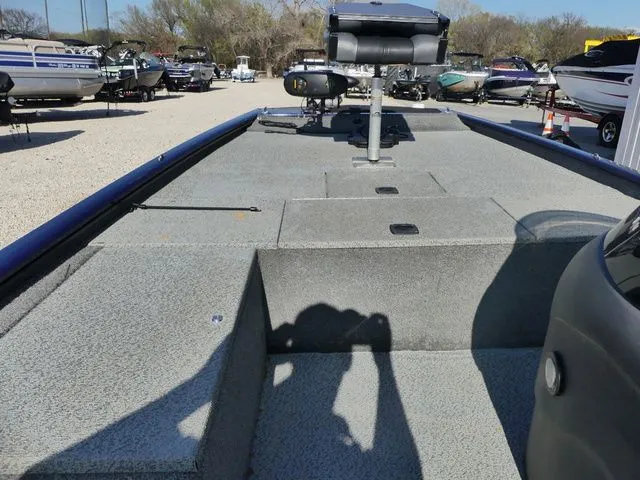 Slide: The Image of Tracker Pro 170 2019 - 13