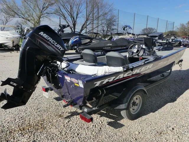 Slide: The Image of Tracker Pro 170 2019 - 5