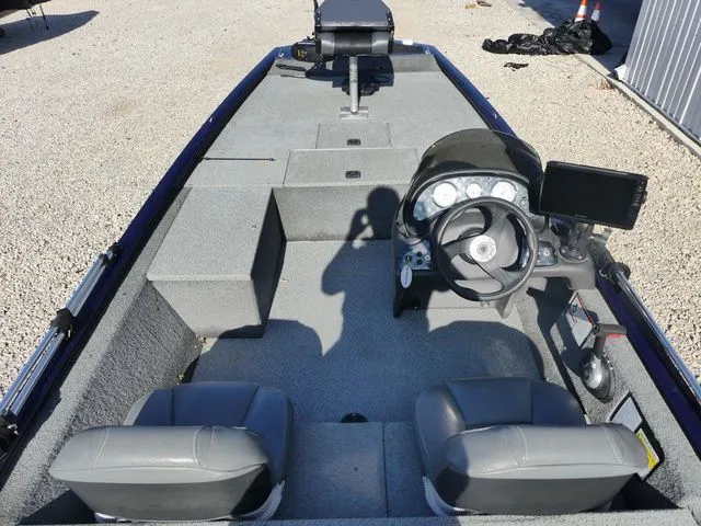 Slide: The Image of Tracker Pro 170 2019 - 8