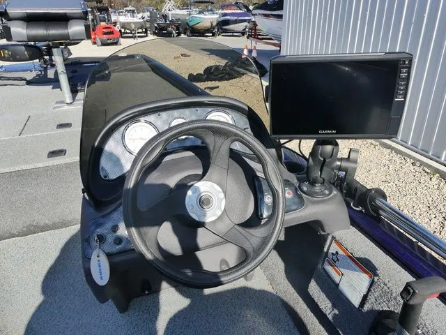 Slide: The Image of Tracker Pro 170 2019 - 9