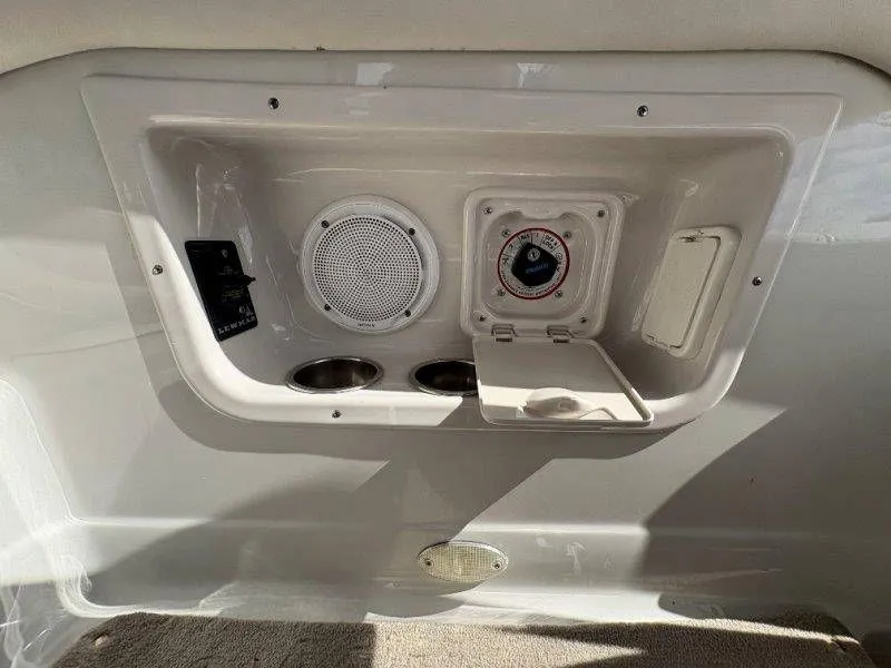 Slide: The Image of Crownline Boats 250 CR 2008 - 33