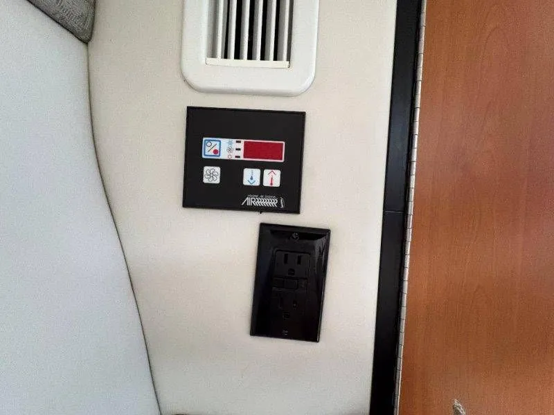 Slide: The Image of Crownline Boats 250 CR 2008 - 90