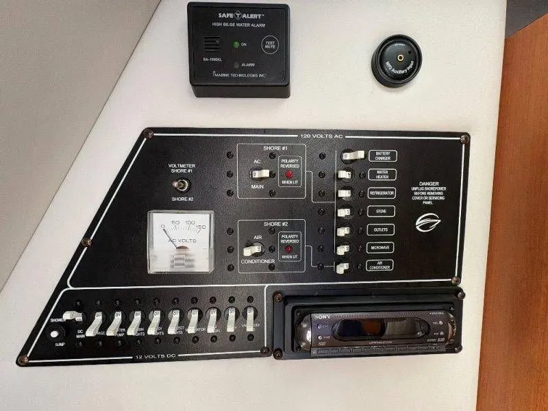 Slide: The Image of Crownline Boats 250 CR 2008 - 95