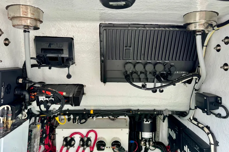 Slide: The Image of Electrical system setup in a 2021 ZCB 26 Freemason boat, featuring various cables and components. - 23