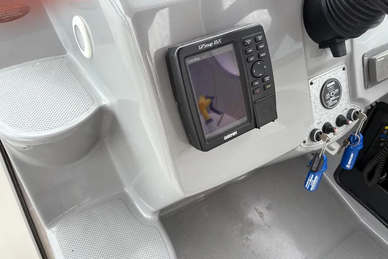 Slide: The Image of 2004 Maxum 3100 SE boat dashboard with Garmin GPS and ignition keys. - 20