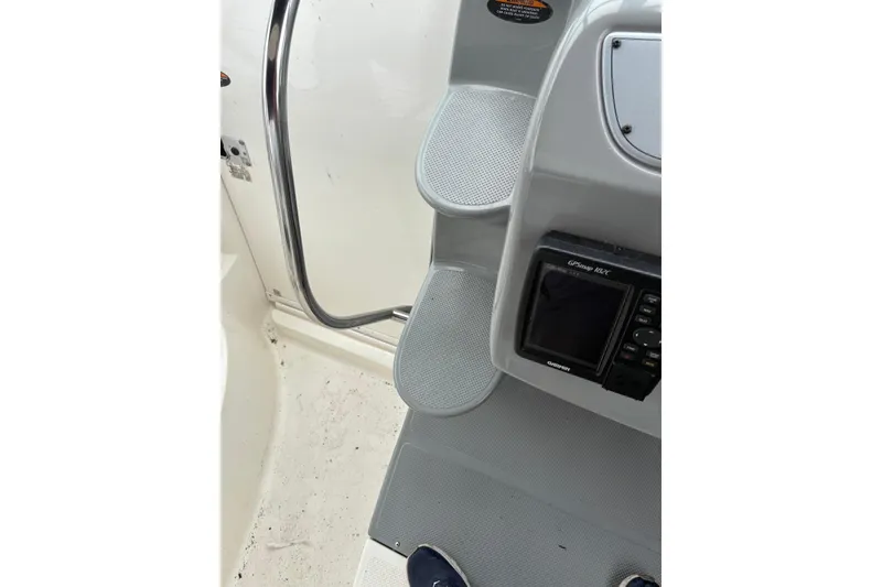 Slide: The Image of 2004 Maxum 3100 SE boat interior with steps and Garmin GPS device. - 22
