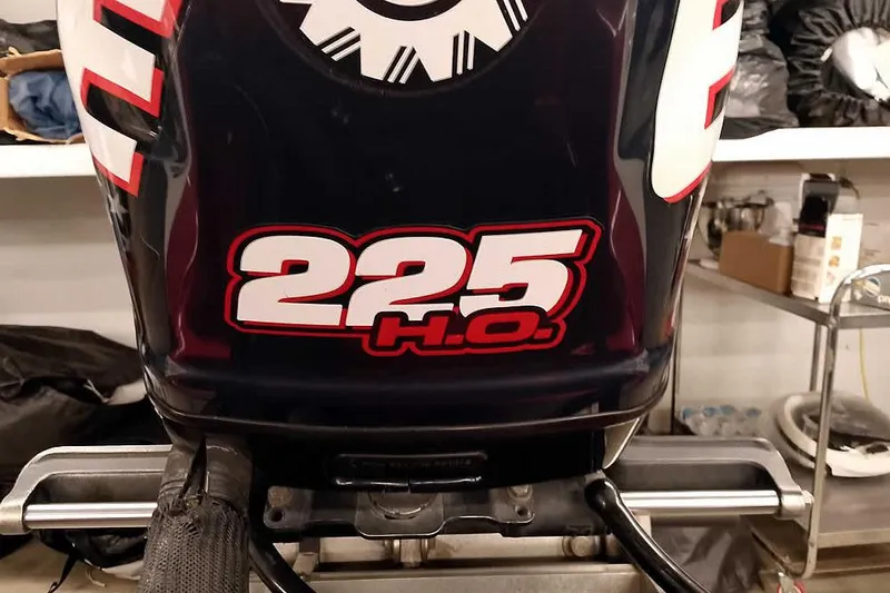 Slide: The Image of 2005 Ranger Z20 Comanche boat engine with 225 H.O. horsepower label. - 41