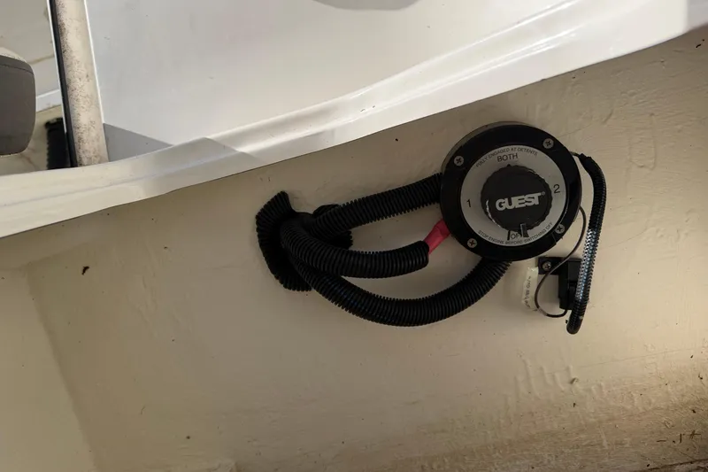 Slide: The Image of Battery switch in a 2021 Bayliner VR5 Bowrider OB boat. - 7