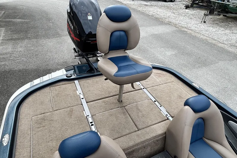 Slide: The Image of 2007 Ranger Z21 Comanche boat with Yamaha motor and cushioned seating. - 8