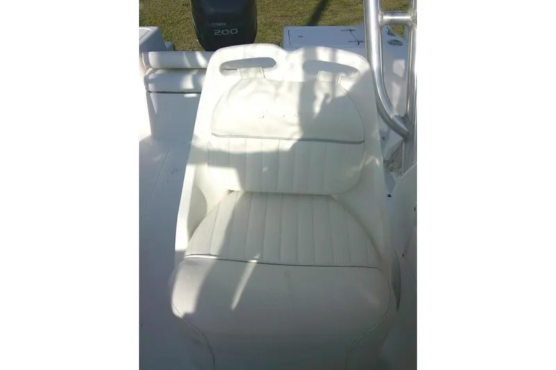 Slide: The Image of White cushioned seat on a 2005 Sea Pro boat with Yamaha 200 engine. - 41