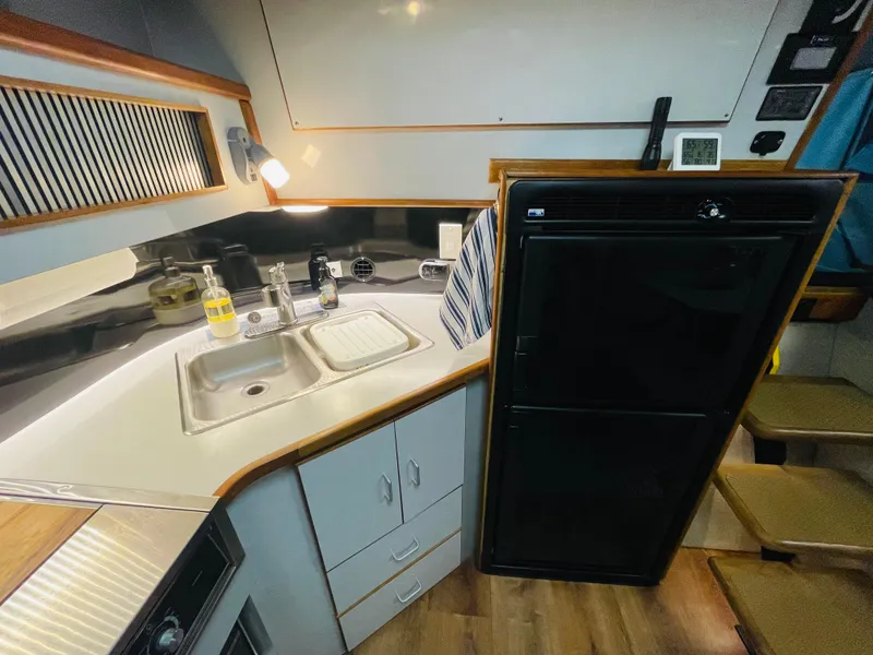 Slide: The Image of Sea Ray 390 Express Cruiser 1989 - 50