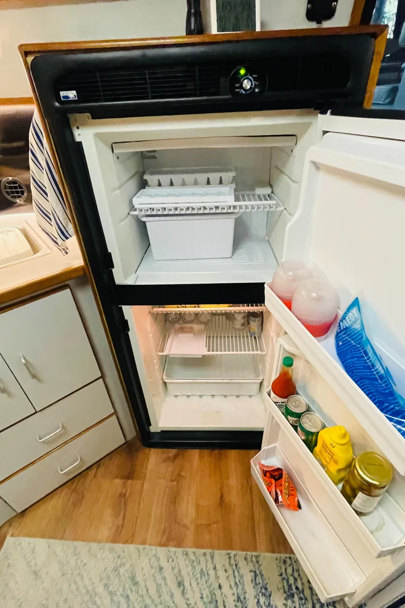 Slide: The Image of Sea Ray 390 Express Cruiser 1989 - 51