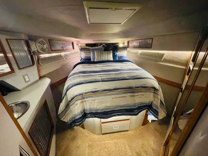 Slide: The Image of Sea Ray 390 Express Cruiser 1989 - 55