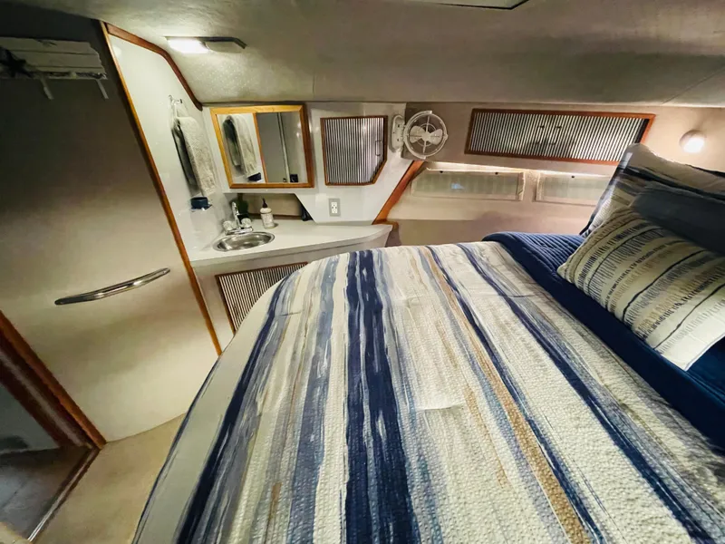 Slide: The Image of Sea Ray 390 Express Cruiser 1989 - 57