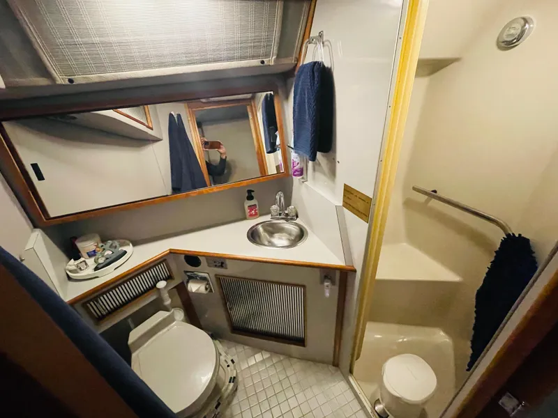 Slide: The Image of Sea Ray 390 Express Cruiser 1989 - 59