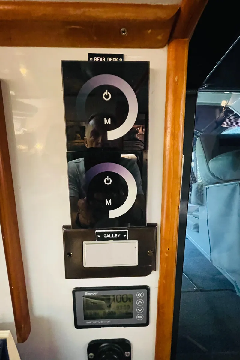 Slide: The Image of Sea Ray 390 Express Cruiser 1989 - 66