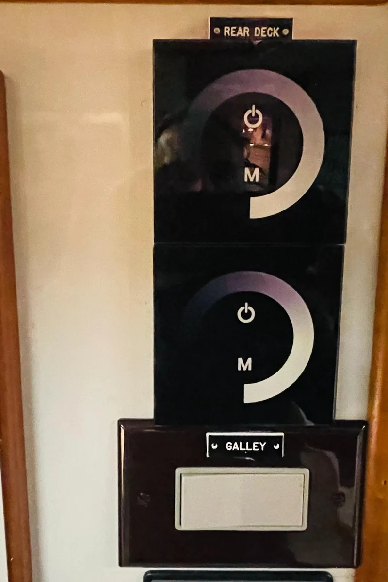 Slide: The Image of Sea Ray 390 Express Cruiser 1989 - 67