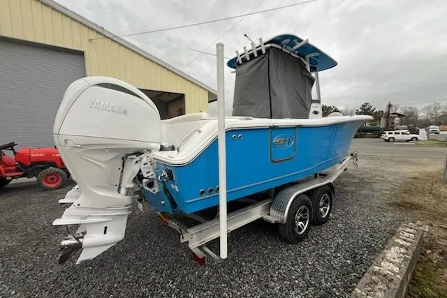 Slide: The Image of 2025 Sea Hunt Ultra 265 SE boat on trailer, featuring a Yamaha outboard motor. - 4