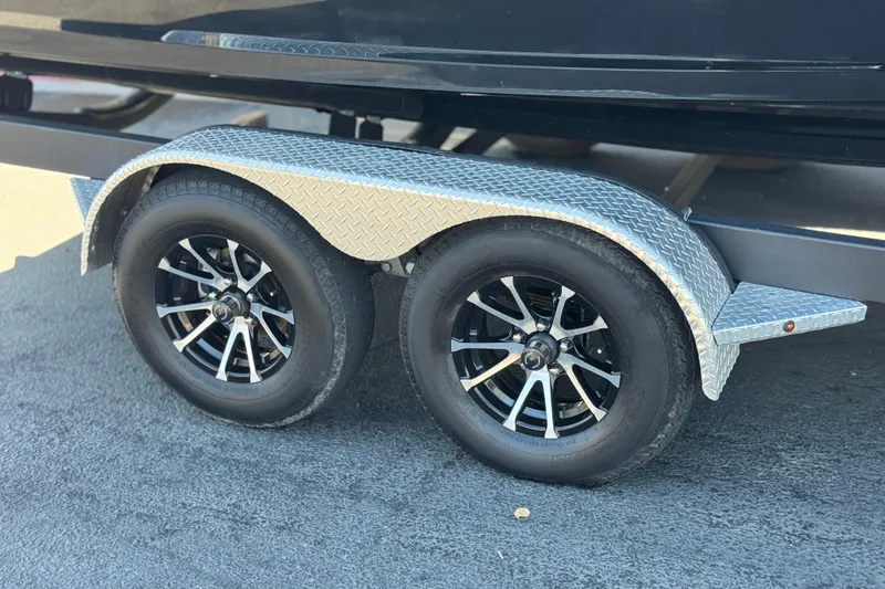 Slide: The Image of Trailer wheels of 2023 Yamaha Boats 222XD with diamond plate fender. - 38