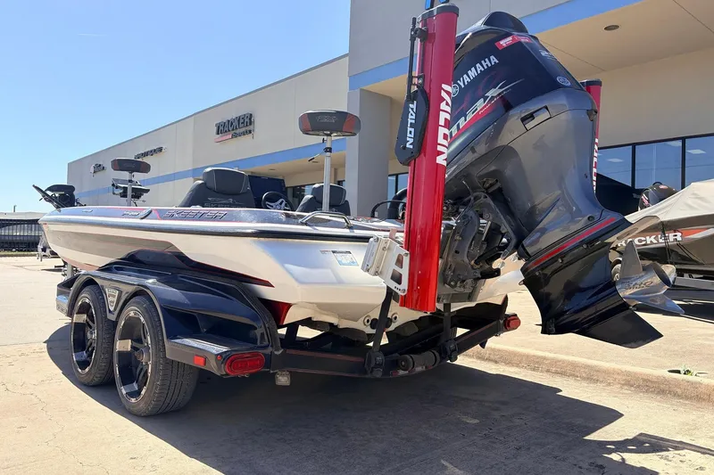 Slide: The Image of 2019 Skeeter FX21 Apex boat with Yamaha motor, parked outside dealership. - 7