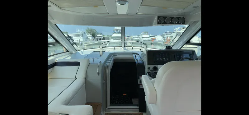 Slide: The Image of Interior view of 2010 Sea Ray 470 Sundancer yacht. - 14