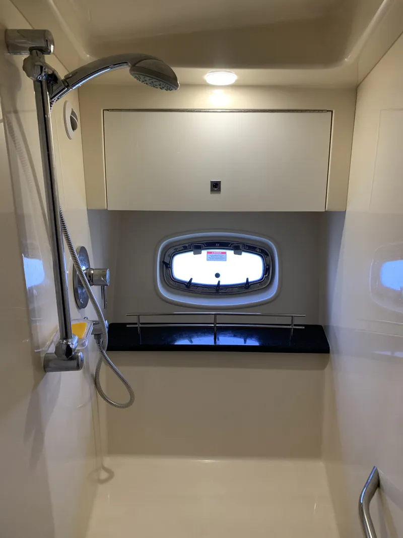 Slide: The Image of Shower in Sea Ray 470 Sundancer 2010 yacht. - 23
