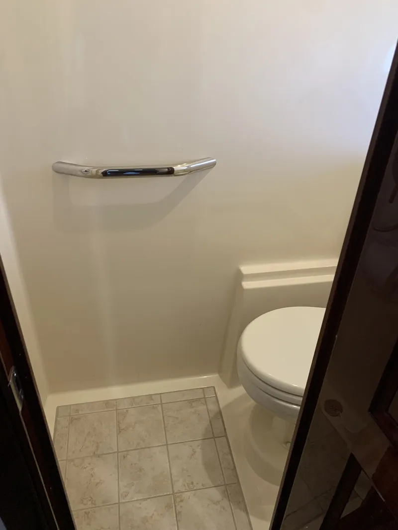 Slide: The Image of Bathroom in Sea Ray 470 Sundancer 2010 boat. - 24