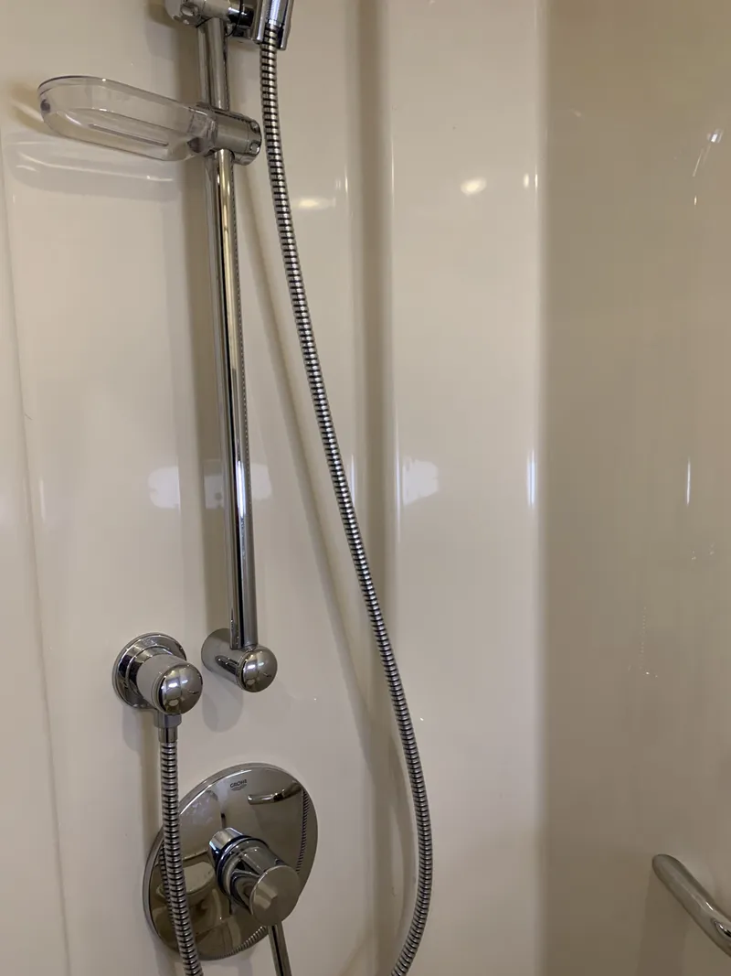 Slide: The Image of Shower fixtures in a 2010 Sea Ray 470 Sundancer yacht. - 26