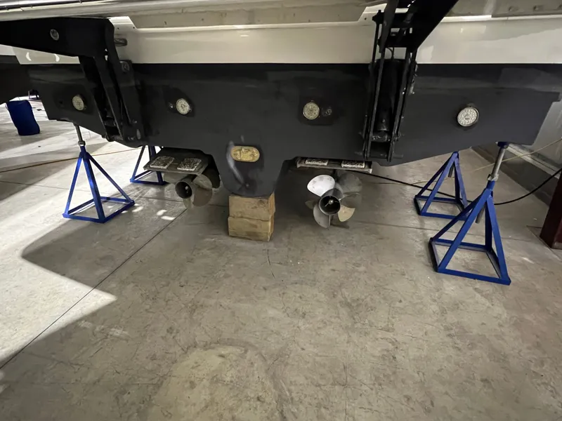 Slide: The Image of Rear view of a 2010 Sea Ray 470 Sundancer on stands. - 8