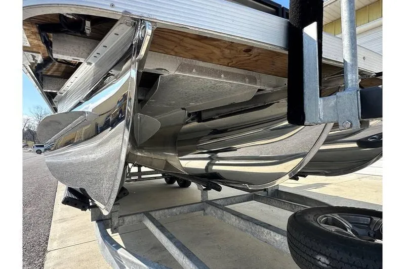 Slide: The Image of 2022 Bennington 24 SXSR Tritoon with Yamaha Vmax 250 SHO on trailer, close-up view. - 16