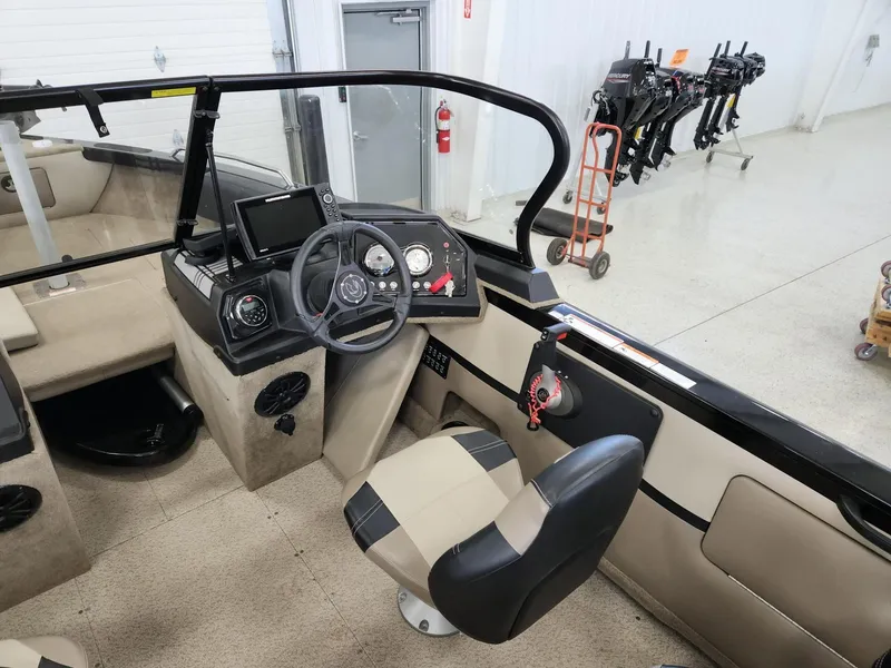 Slide: The Image of Crestliner 1950 Sportfish 2021 - 9