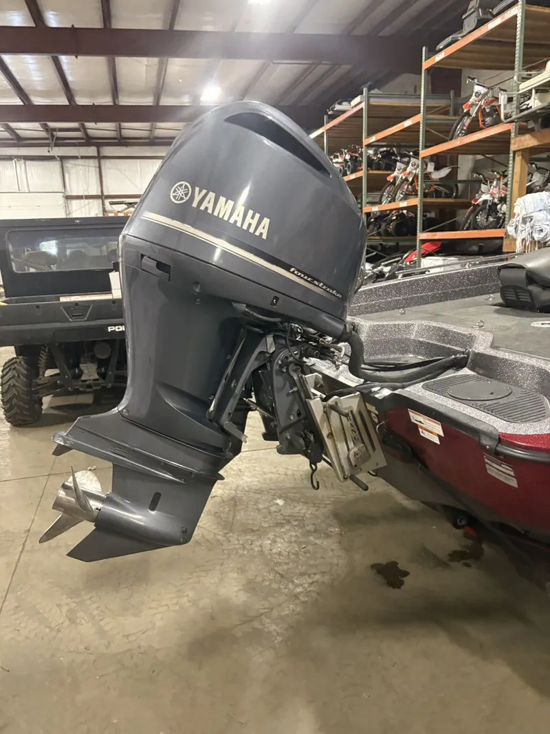 Slide: The Image of Yamaha outboard motor on a 2011 Ranger 620 VS boat. - 13