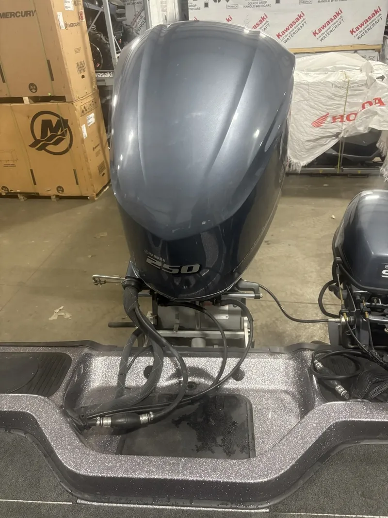 Slide: The Image of Yamaha 250 outboard motor on 2011 Ranger 620 VS boat. - 14